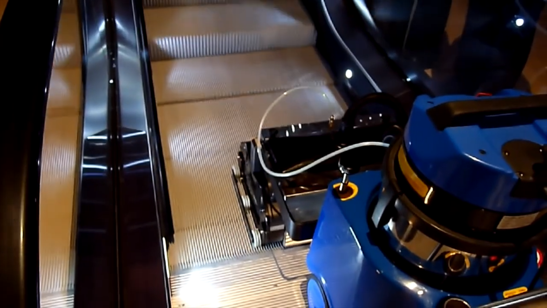 Image highlighting the Vacuum Attachment Feature of the Duplex Combi Escalator Cleaning Machine.