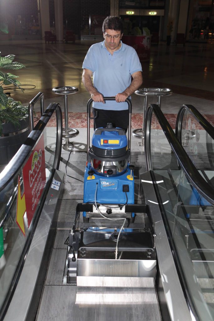 Image demonstrating the Duplex Escalator Combi's ability to clean to the very edge of an escalator.