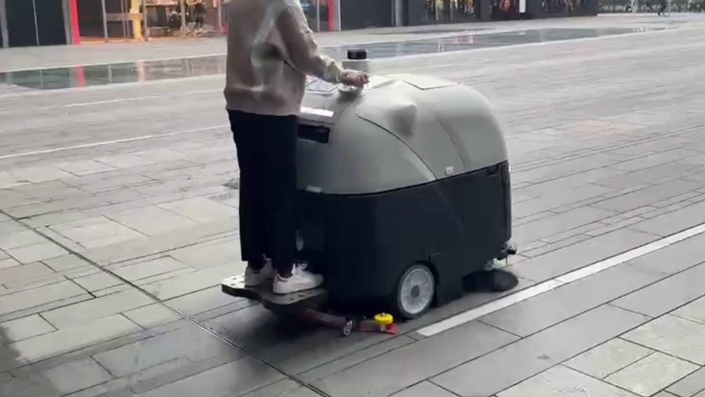 Ride-on Industrial Floor Scrubber